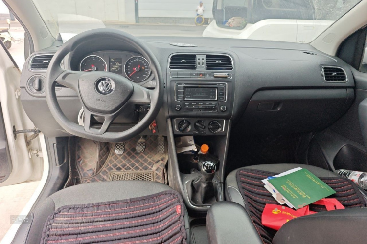 Volkswagen Polo 2015 car image #11