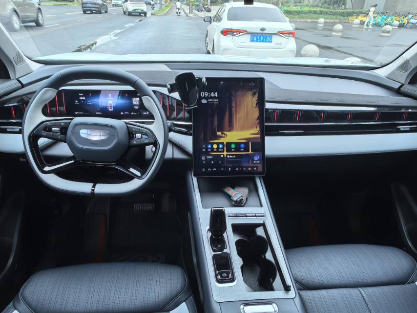 GEELY Boyue L 2025 car image #8