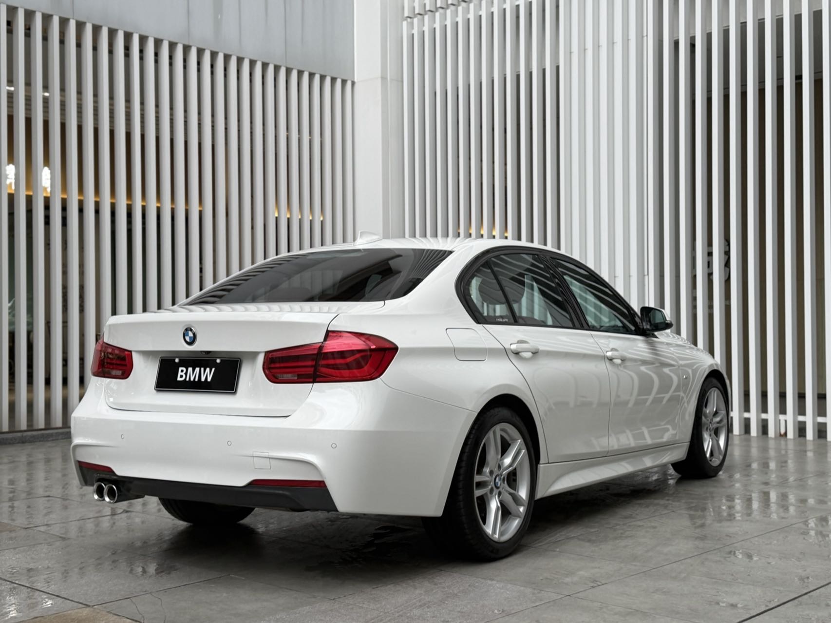 BMW 3 Series 2018 car image #10