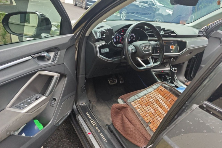 Audi Q3 2021 car image #18