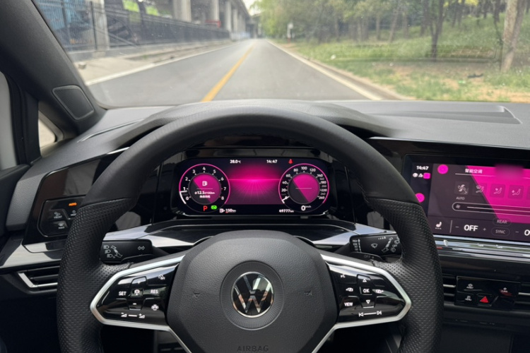 Volkswagen Golf 2021 car image #23