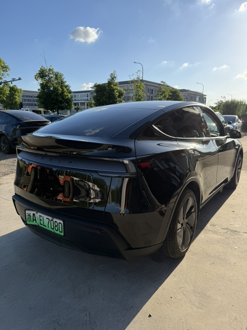 Tesla Model Y 2025 #5 Tesla Model Y 2025 car image #5