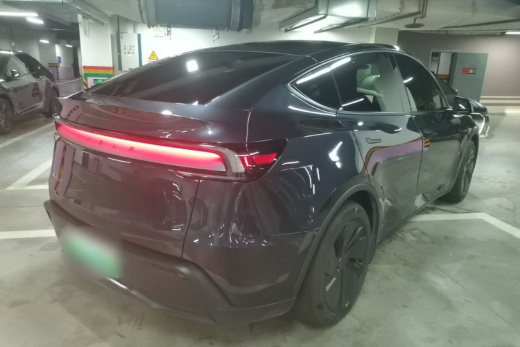 Tesla Model Y 2025 #7 Tesla Model Y 2025 car image #7