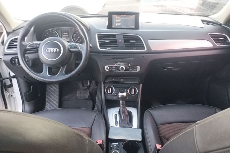 Audi Q3 2016 car image #10