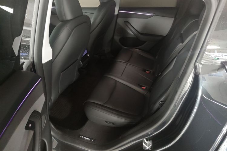 Tesla Model Y 2025 immagine di auto #12