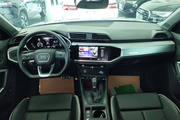 Audi Q3 2023 car image #10
