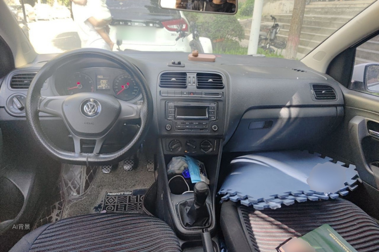 Volkswagen Polo 2015 car image #11