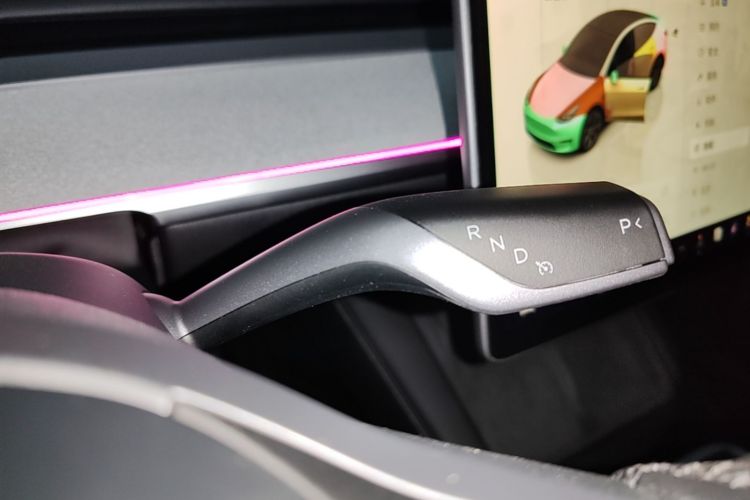 Tesla Model Y 2024 immagine di auto #14