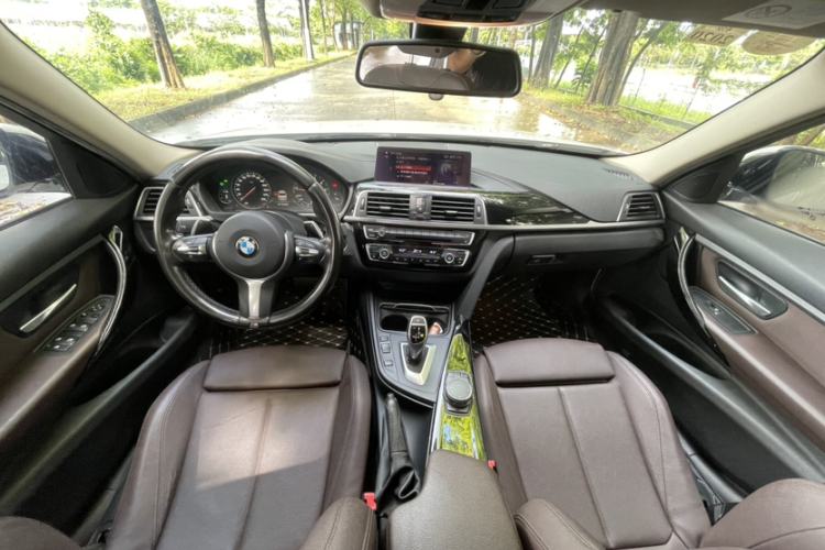 BMW 3 Series 2018 car image #16