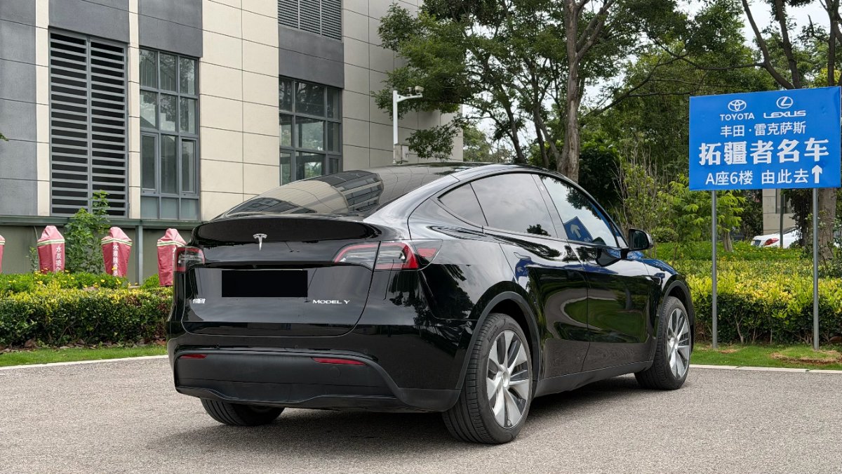 Tesla Model Y 2023 car image #9
