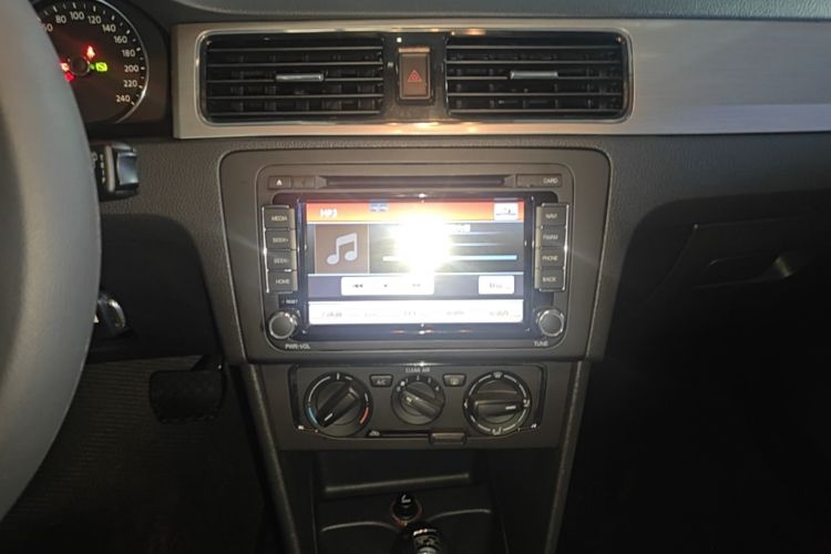 Volkswagen Santana 2015 car image #13
