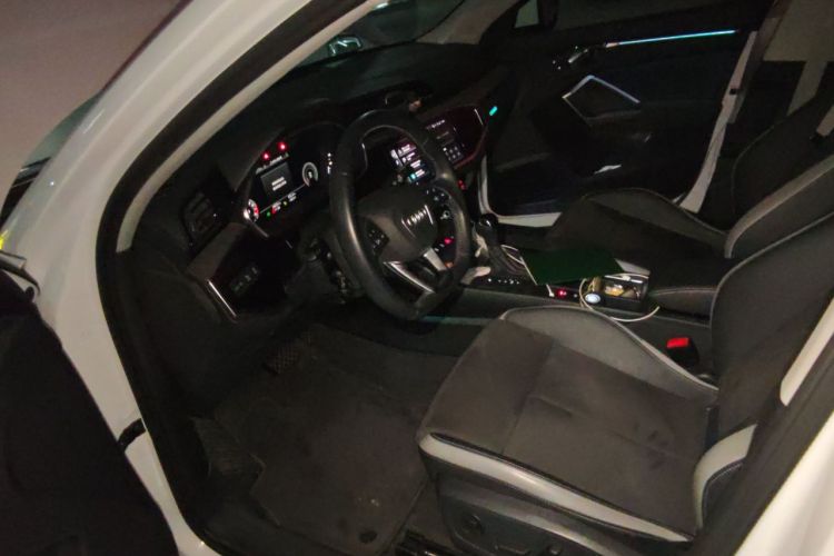 Audi Q3 2022 car image #9