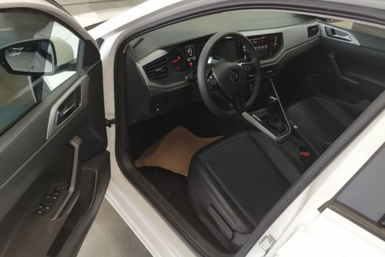 Volkswagen Polo 2021 car image #12