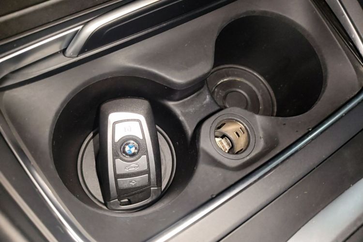 BMW 3 Series 2019 car image #9