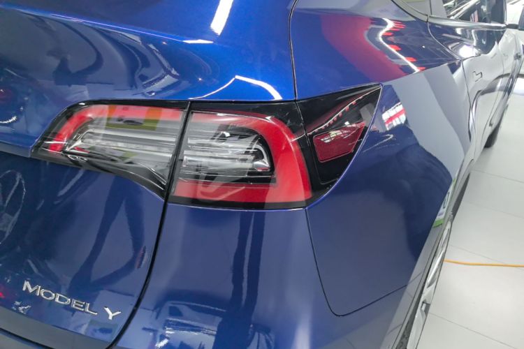 Tesla Model Y 2021 immagine di auto #8