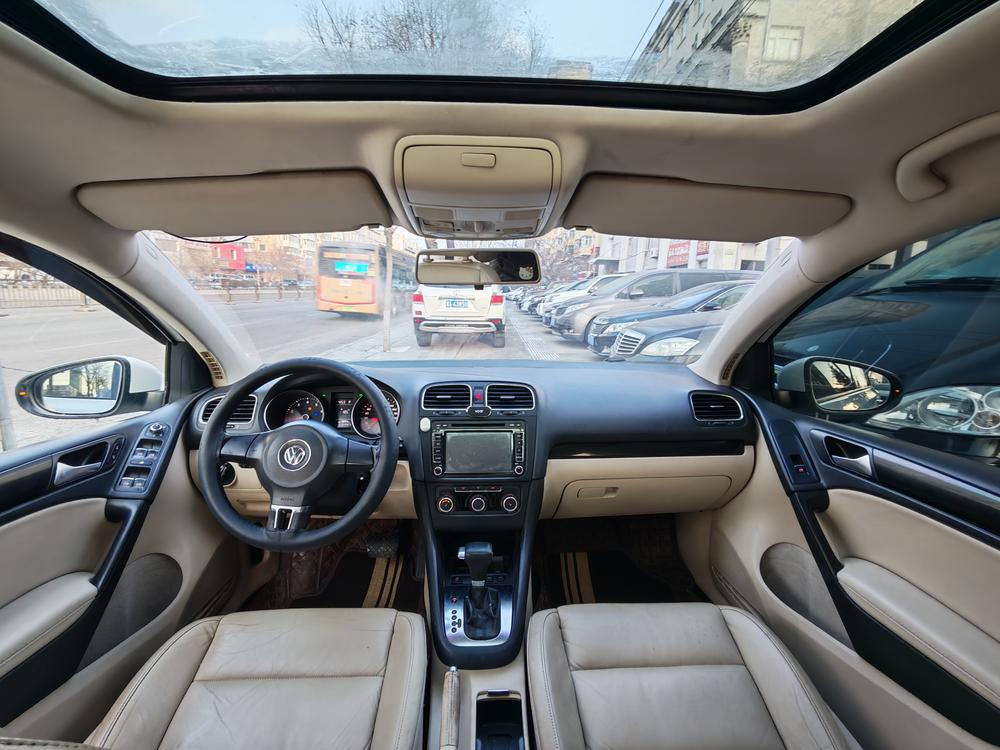 Volkswagen Golf 2010 car image #7