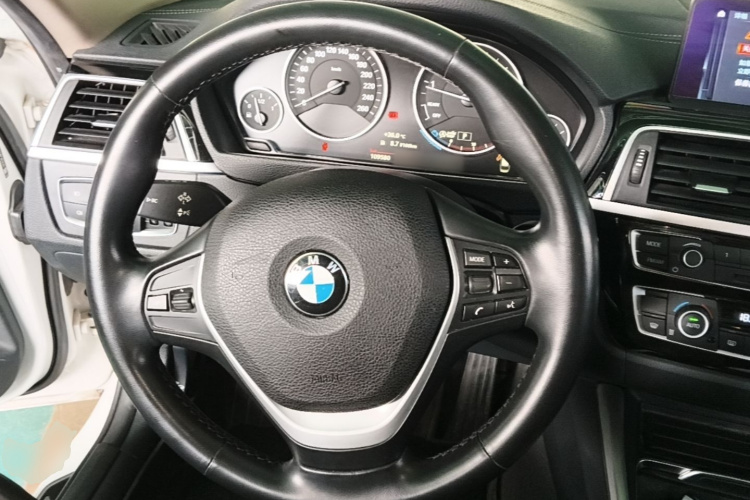 BMW 3 Series 2019 car image #15