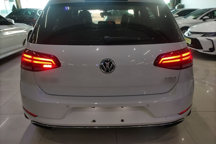 Volkswagen Golf 2019 car image #6
