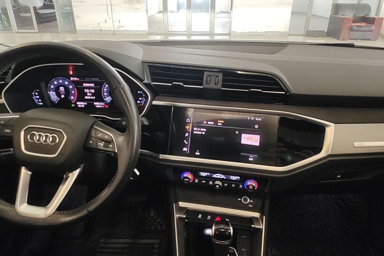 Audi Q3 2019 car image #13