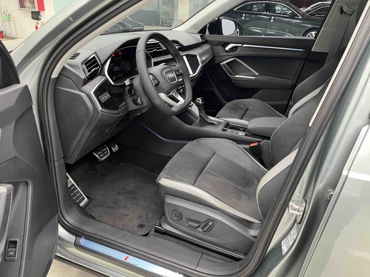 Audi Q3 2023 car image #2