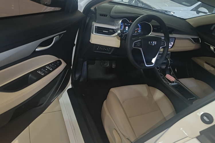 GEELY Emgrand 2018 car image #16