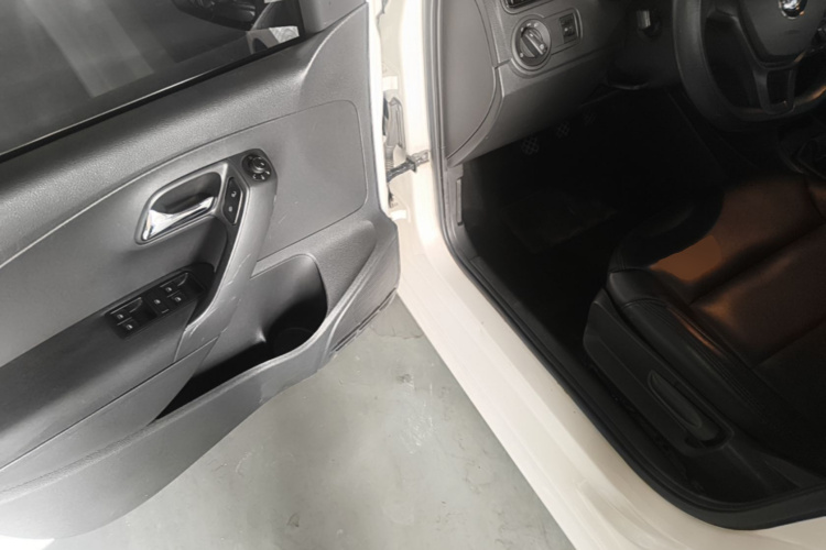 Volkswagen Polo 2016 car image #16