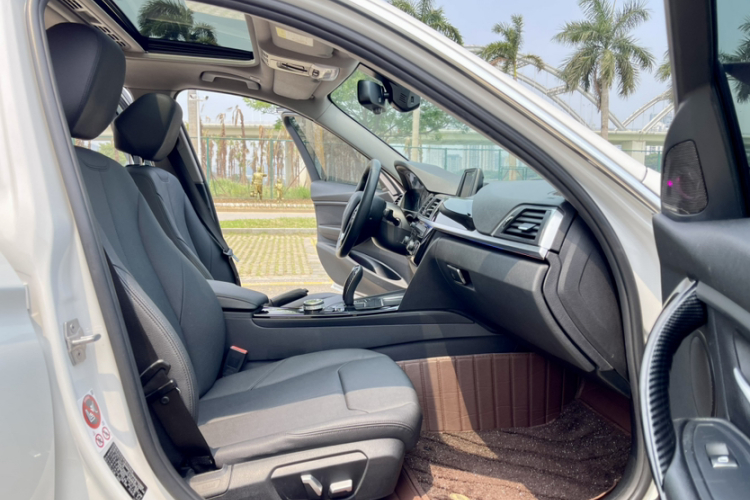 BMW 3 Series 2017 car image #14