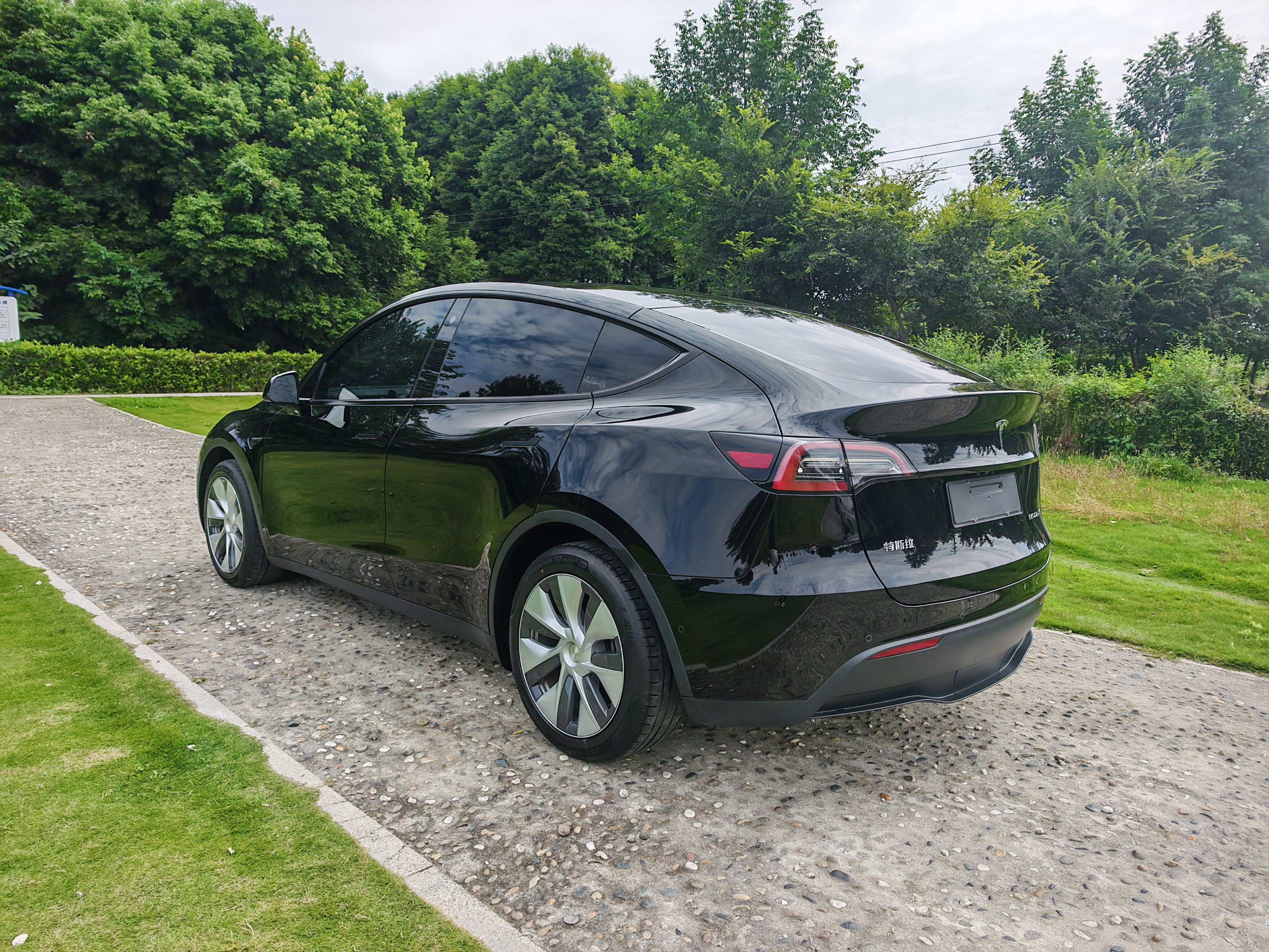 Tesla Model Y 2023 car image #4