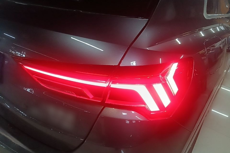 Audi Q3 2022 car image #8