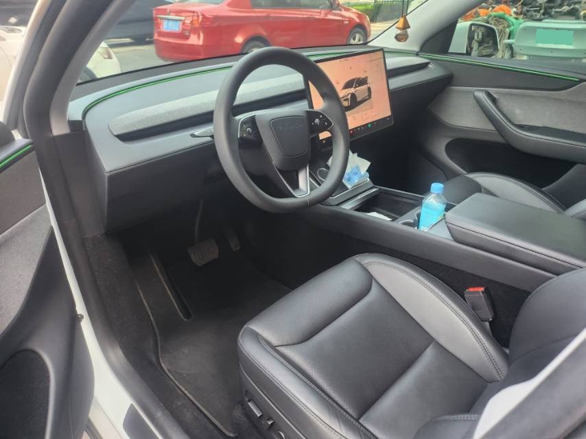 Tesla Model Y 2025 #5 Tesla Model Y 2025 صورة سيارة #5