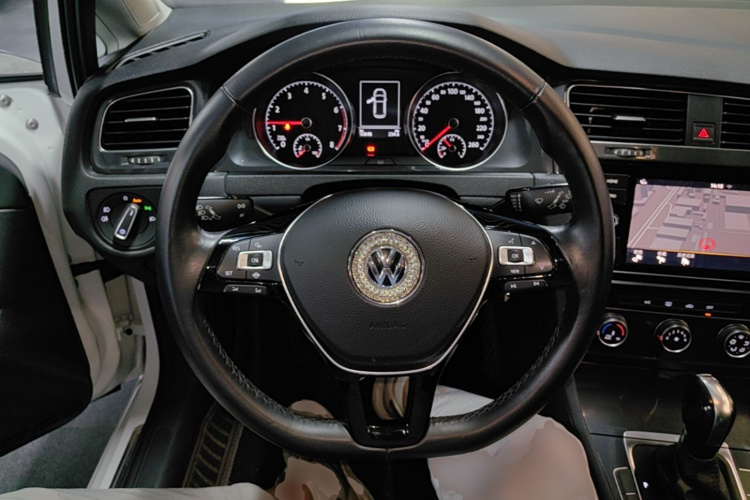 Volkswagen Golf 2019 car image #11