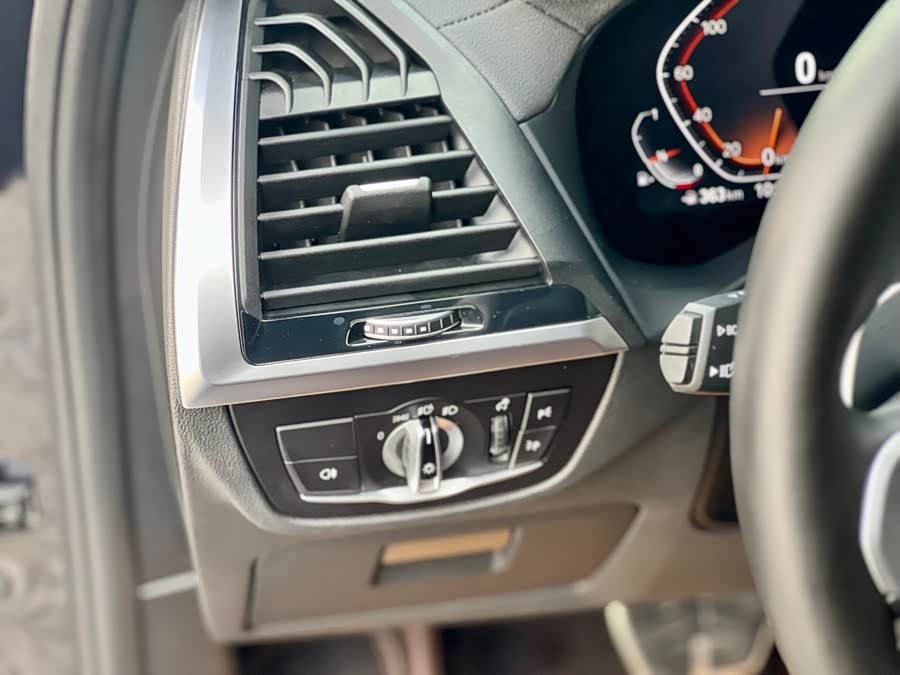 BMW X4 2020 car image #40