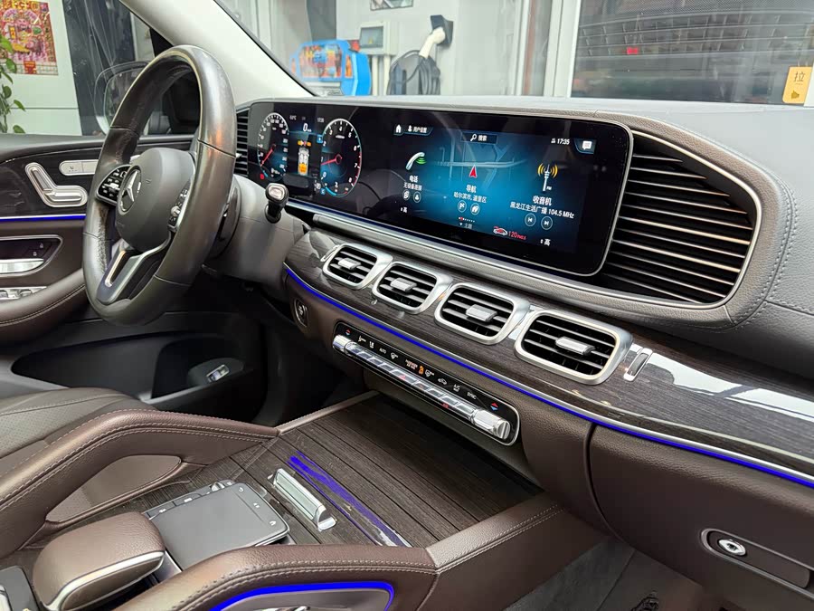 Mercedes-Benz GLE Class 2020 car image #40