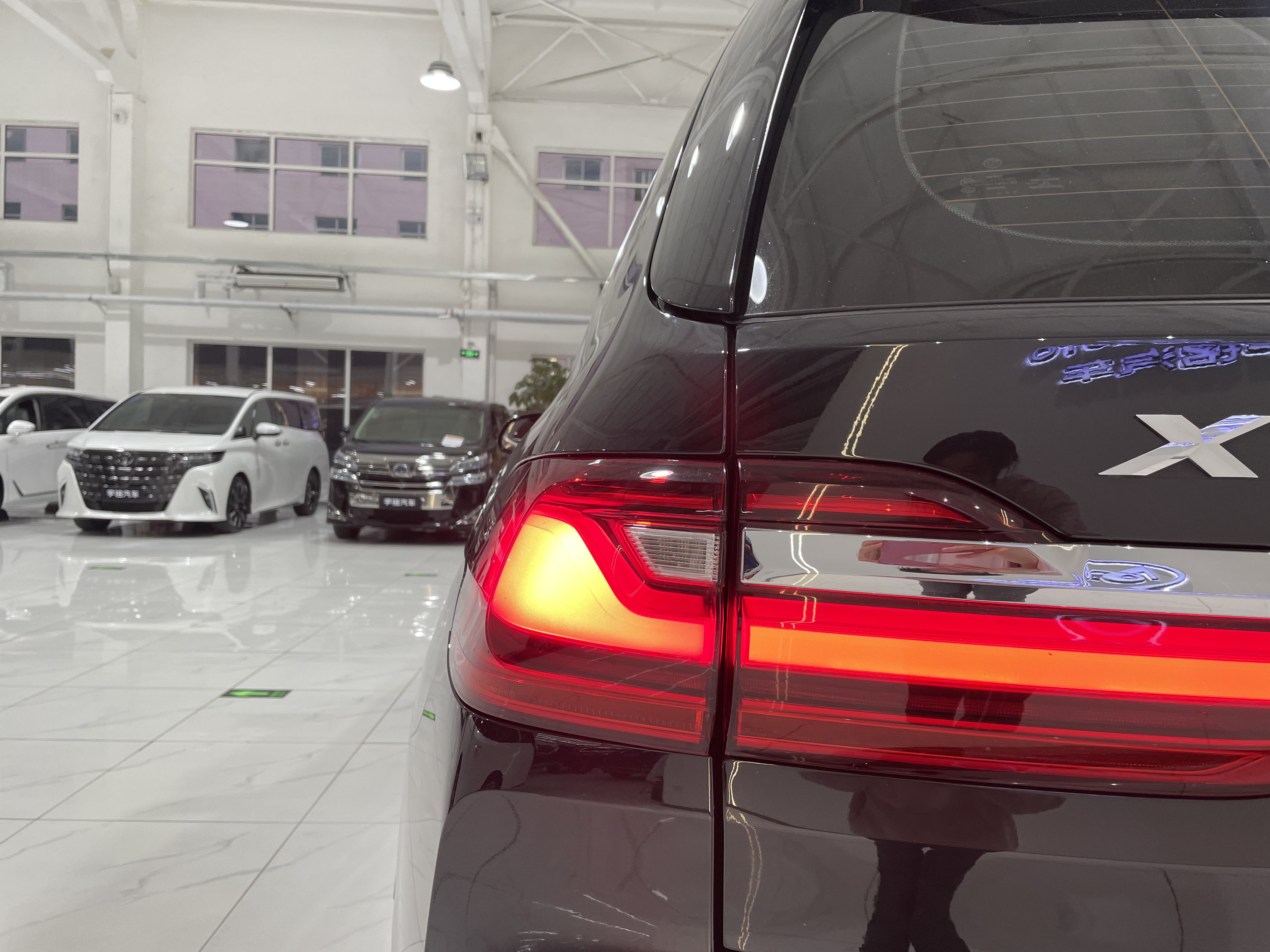 BMW X7 M60i 2021 car image #40