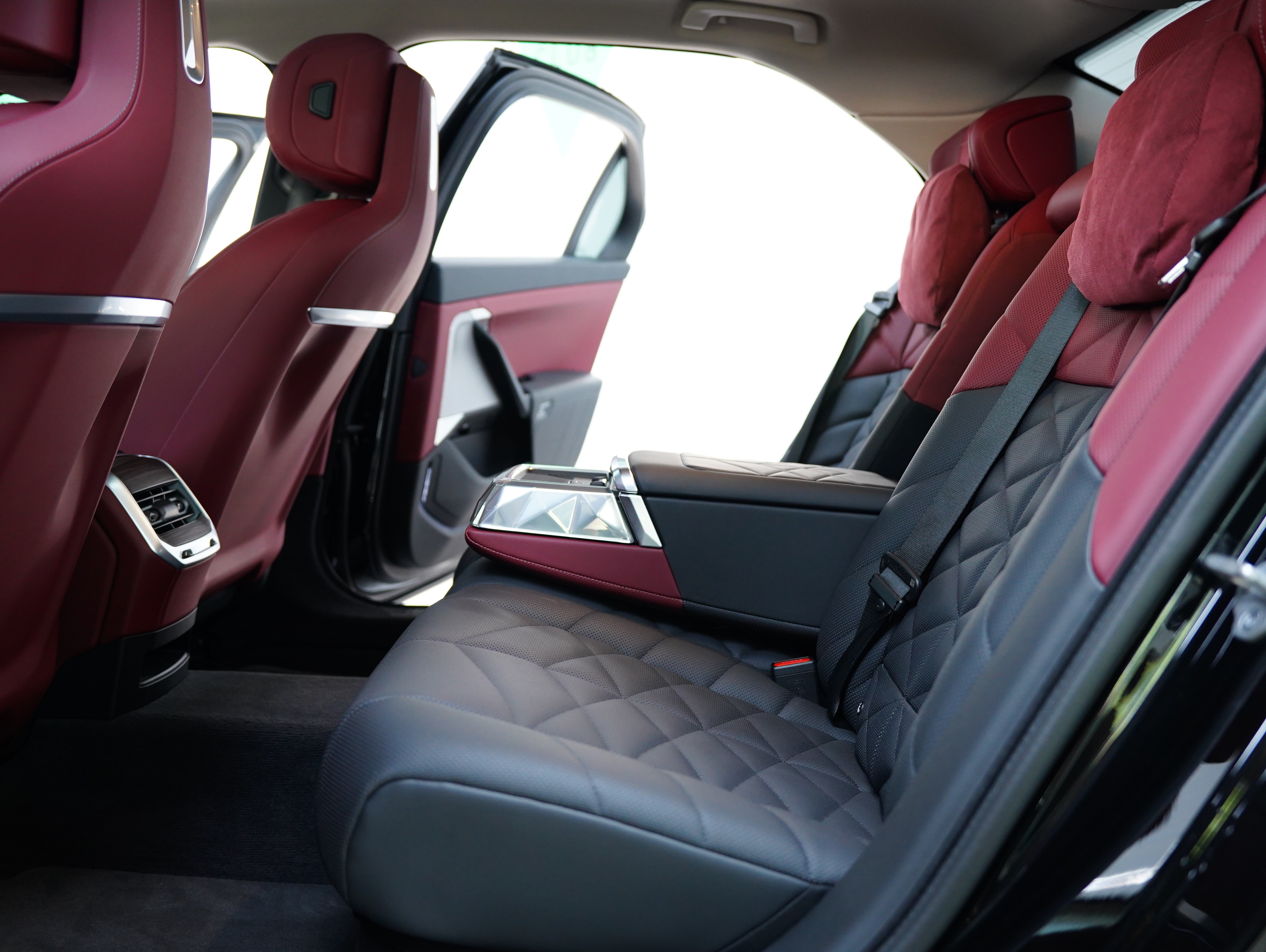 BMW i7 M70L 2023 #40 BMW i7 M70L 2023 car image #40