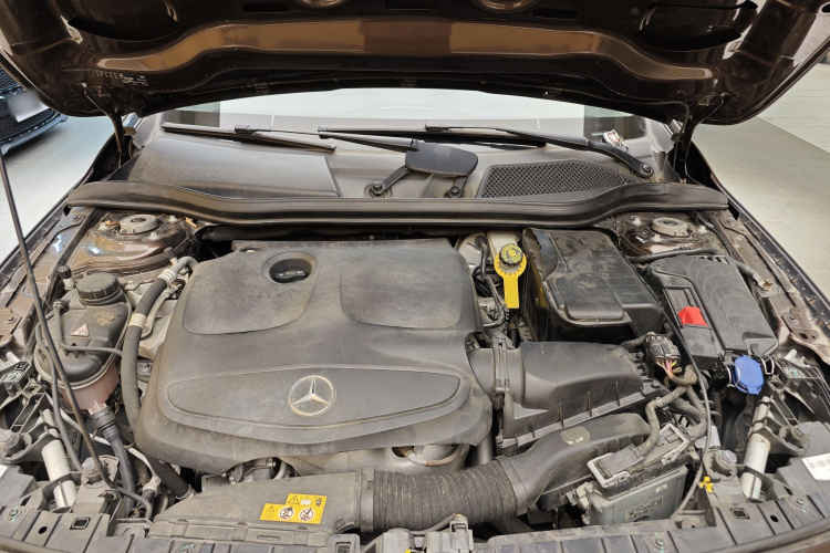 Mercedes-Benz GLA Class 2018 immagine di auto #40