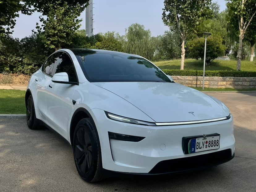 Tesla Model Y 2026 car image #2