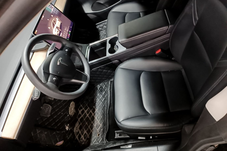 Tesla Model 3 2023 car image #17