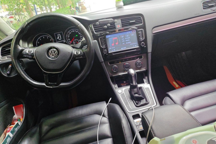 Volkswagen Golf 2017 car image #11