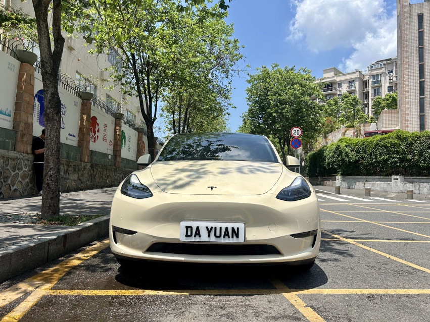 Tesla Model Y 2023 car image #2