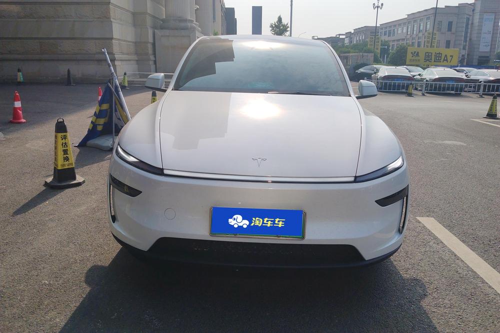 Tesla Model Y 2025 car image #2