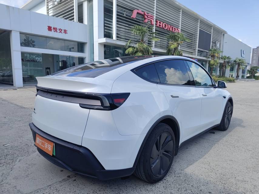Tesla Model Y 2025 #5 Tesla Model Y 2025 car image #5