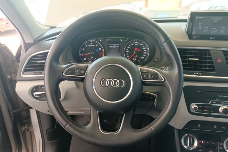 Audi Q3 2016 car image #11