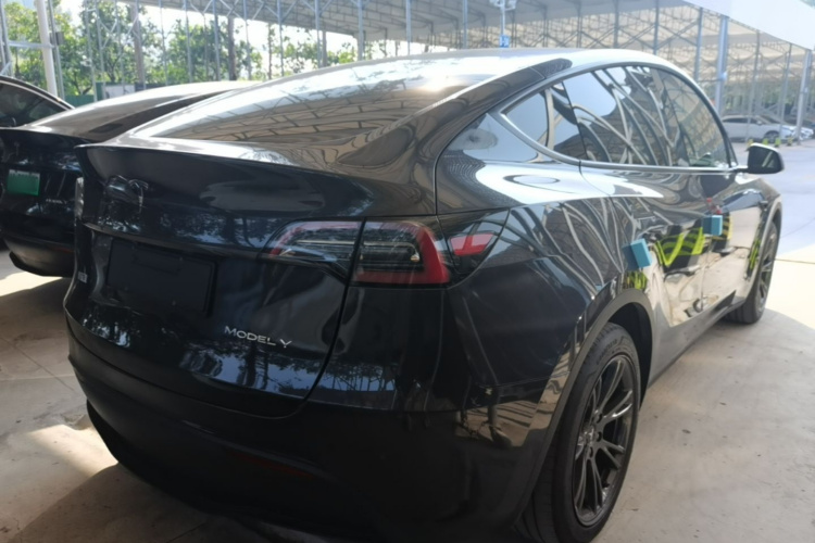 Tesla Model Y 2024 immagine di auto #7