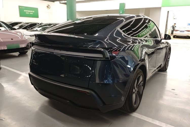 Tesla Model Y 2025 #7 Tesla Model Y 2025 car image #7