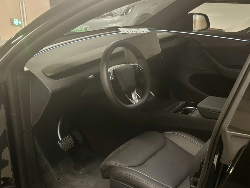 Tesla Model Y L 2026 #2 Tesla Model Y L 2026 car image #2