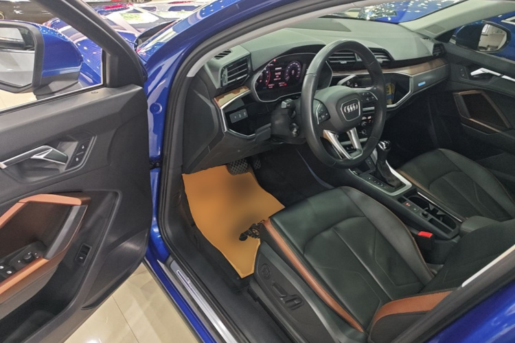 Audi Q3 2019 car image #12