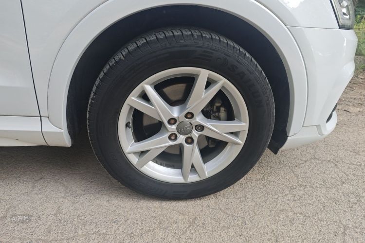 Audi Q3 2018 car image #9