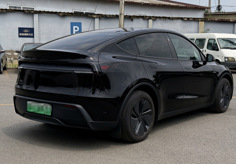 Tesla Model Y 2025 #5 Tesla Model Y 2025 car image #5