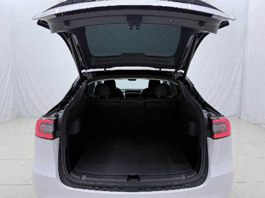 Tesla Model Y 2024 #8 Tesla Model Y 2024 car image #8